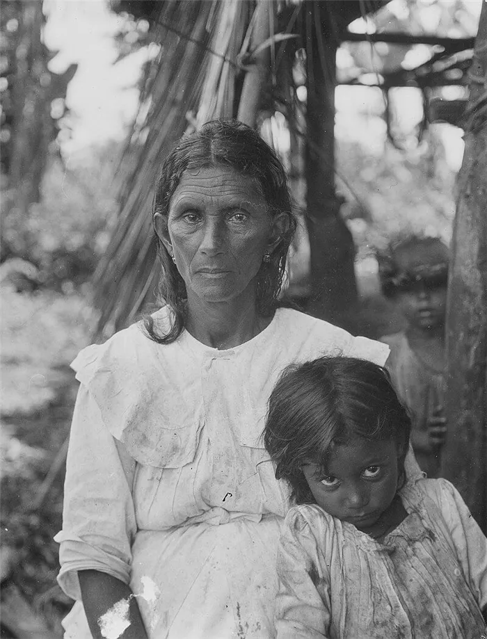 Женщины и дети в Баракоа, Куба, 1919 г. Фото: Марк Рэймонд Харрингтон.