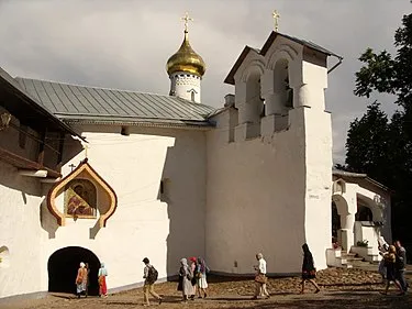 Церковь Агиос Николаос в Псково-Печорском монастыре. Июнь 2012 года.