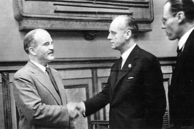 В.В.Молотов и Й. фон Риббентроп пожимают друг другу руки после подписания соглашения.