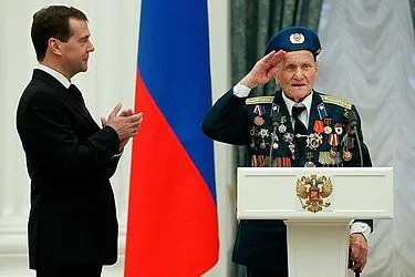 Президент Дмитрий Медведев передает Александру Ниевскому памятник Алексею Соколову. Москва, Кремль. 21 февраля 2011 года.