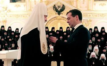 Президент РФ Дмитрий Медведев передал Александру Неевскому памятник Патриарха Кирилла. Москва, Кремль. 3 февраля 2011 года.
