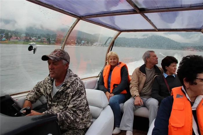 Лучший способ увидеть Телецкое озеро - на лодке.