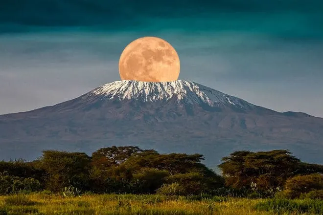 Гора Килиманджаро в Танзании.
