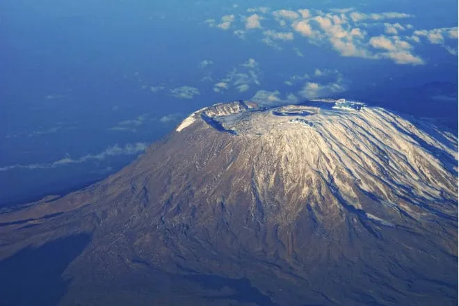 Гора Килиманджаро с высоты птичьего полета.