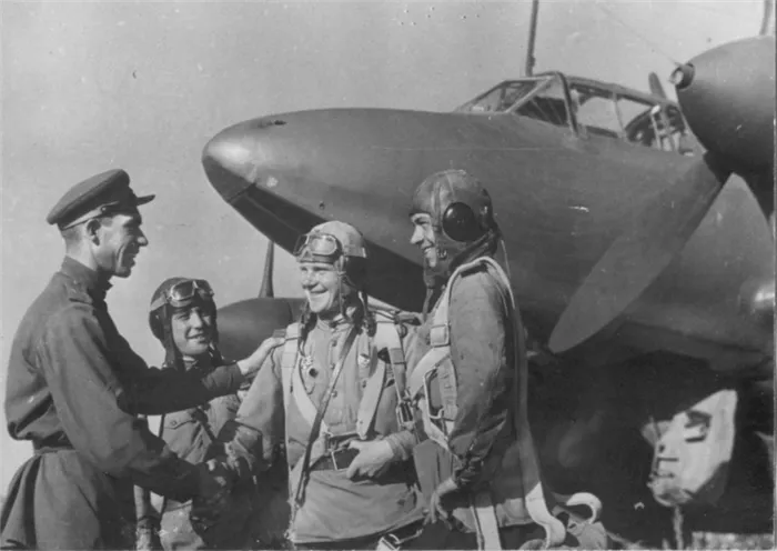 Экипаж советского бомбардировщика Пе-2 поздравляет себя с успешным выполнением боевого задания. Первый фронт на Дальнем Востоке.
