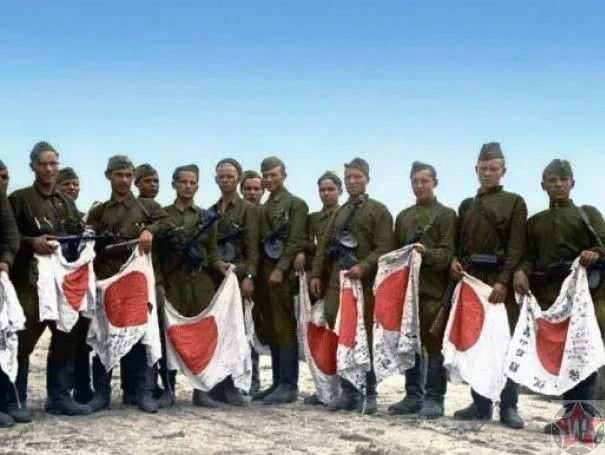 Советский солдат с японским флагом.