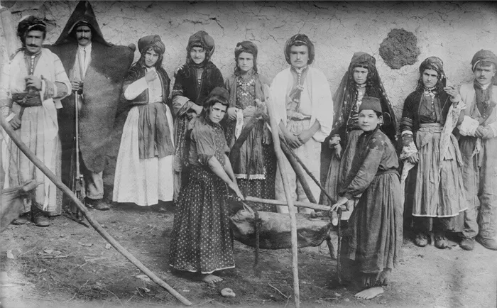 Несторианская (ассирийская) христианская семья, делая масло, Мавана, Персия Библиотеке Конгресса США