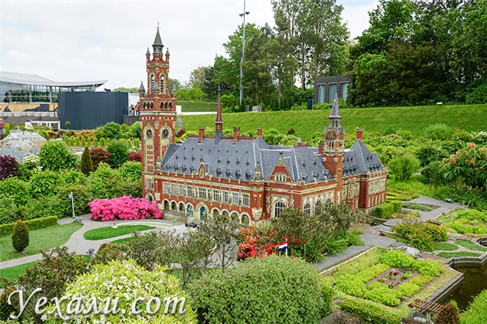 Парк миниатюр Мадуродам в Гааге. макет Дворец Мира.