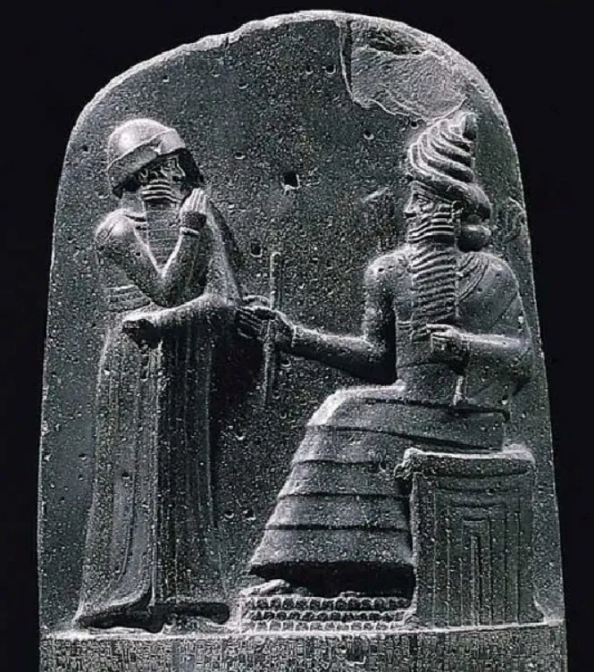 Царь Хаммурапи принимает знаки правления из рук бога Шамаша. Стелла Хаммурапи. 1755—1752 гг. до н. э.