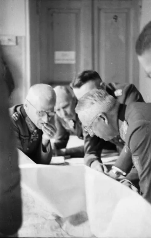 Генерал-полковник Герман Гот и генерал-фельдмаршал Эрих фон Манштейн за обсуждением, 21 июня 1943 года