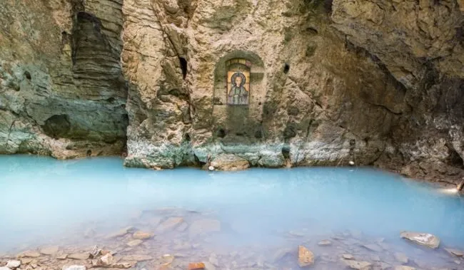 Подземное озеро в пещере Провал