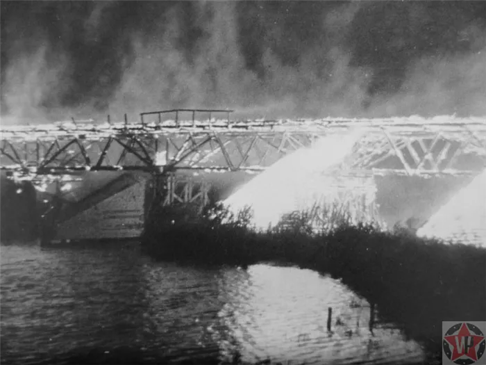 Подожженный деревянный мост, Украина 1943 год 