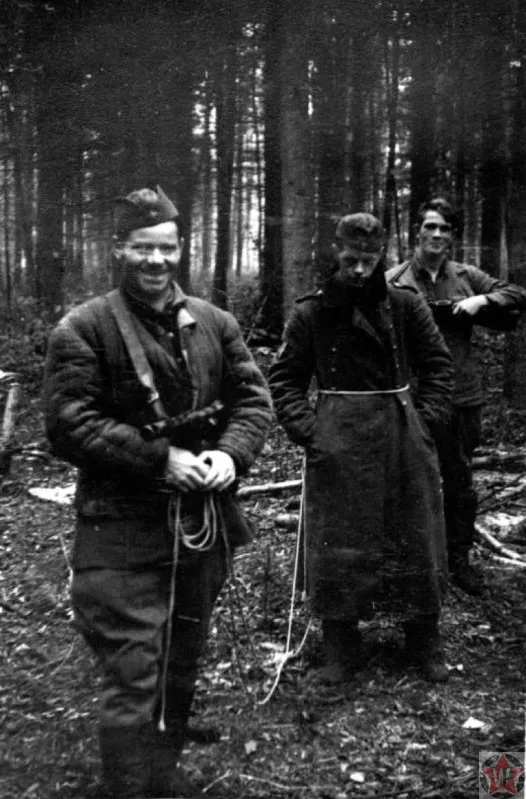 Бойцы партизанского движения конвоируют пленного солдата Вермахта