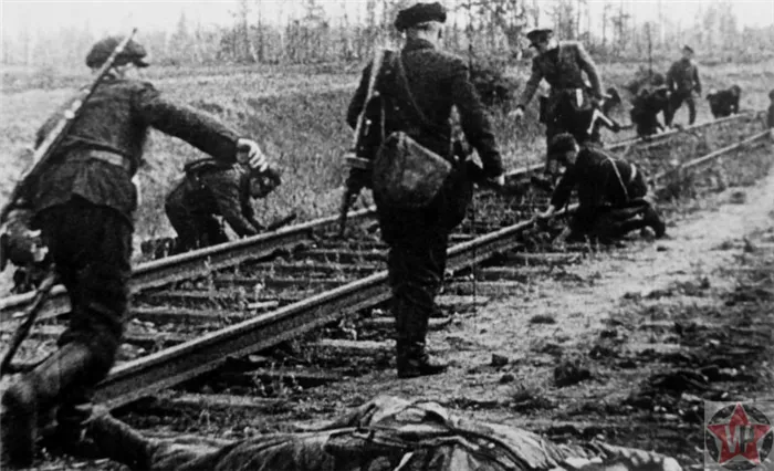 Советские партизаны закладывают взрывчатку под рельсы