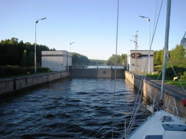 Всего за время путешествия по Сайменскому каналу судно поднимаются на целых 80 метров