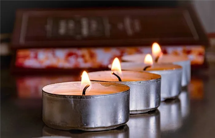 Библия и свечи в шабат