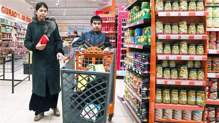 Покупатели в супермаркете торгового центра «Беркарар» в Ашхабаде