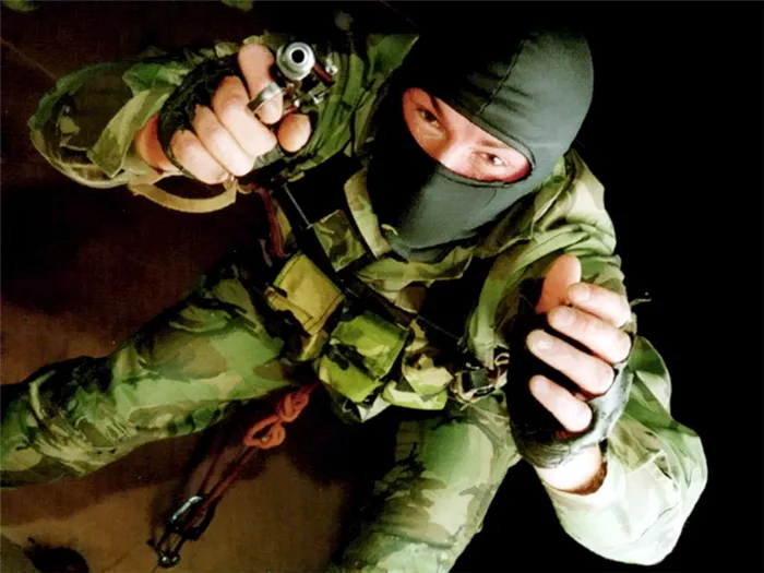 ​В ходе тренировок спецназа отрабатываются самые разные ситуации — вдруг понадобится применить оружие, повиснув головой вниз, как боец «Вымпела» на этом фото (http://rupor-prapora.ru) - Дважды поднятый «Вымпел» | Warspot.ru