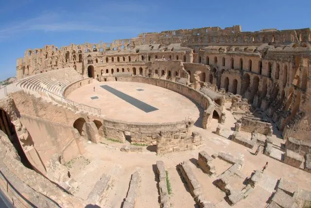 Руины амфитеатра в Тунисе