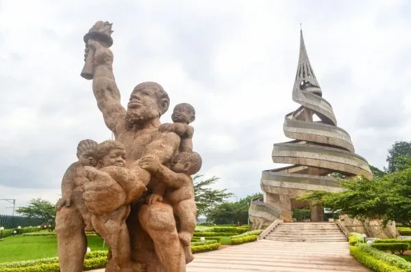 Монумент воссоединения в столице Камеруна