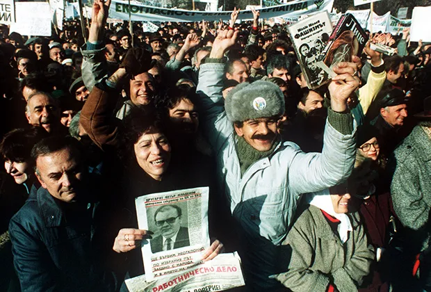 Женщина держит портрет Петра Младенова во время манифестации сторонников демократических преобразований. 18 ноября 1989