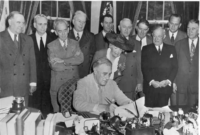 Рузвельт подписывает Билль о правах (https://picryl.com/ru/media/fdr-signs-gi-bill-of-rights-1944-0f0c6e)