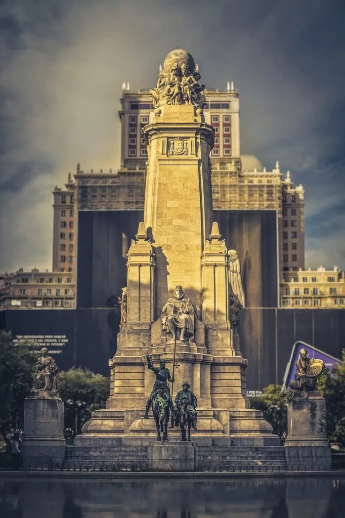 Памятник Сервантесу в Мадриде