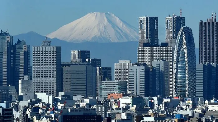 Токио на фоне Фудзиямы