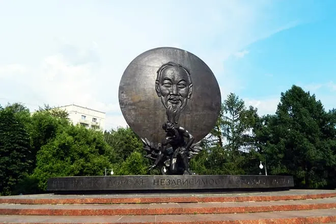 Памятник Хо Ши Мину в Москве