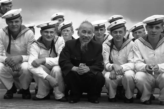 Хо Ши Мин с моряками