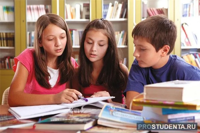 Дети читают граматику русского языка