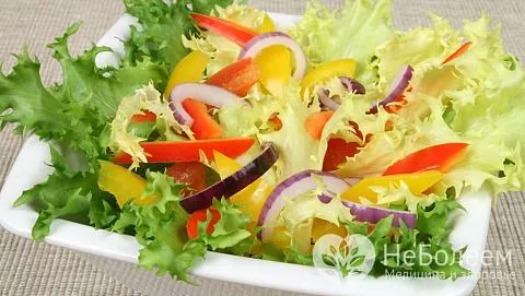 Салат с листьями салата латук