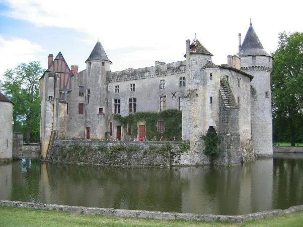Замок Ла-Бред близ Бордо, где родился и работал Монтескьё