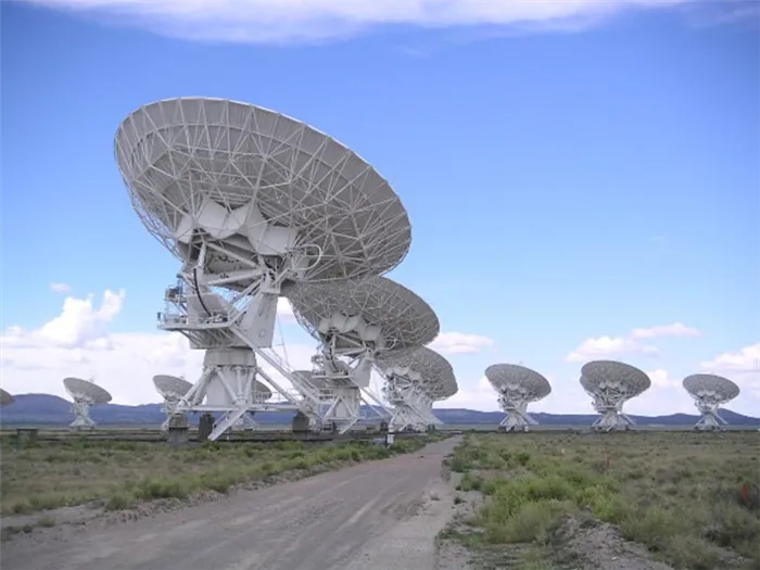 Радиотелескоп с очень большой антенной системой (VLA) в Нью-Мексико. (Изображение с Wikipedia).