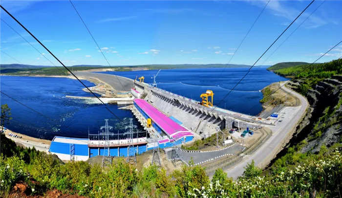 Богучанская ГЭС расположена на реке Ангара, у города Кодинска в Красноярском крае