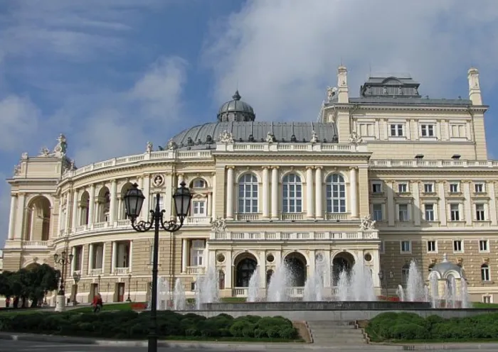 Боковой фасад Театра оперы и балета в Одессе