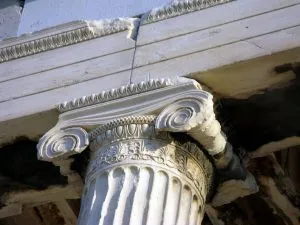 Древнегреческие архитектурные ордера: дорический (слева) и ионический