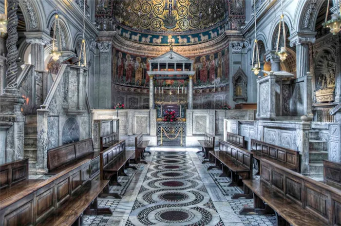 Базилика Святого Климента и Лаврентия в Италии. Она интересна тем, что здесь два амвона – по правой стороне и левой. Один из них используется для чтения Евангелия, другой – для чтения Апостола