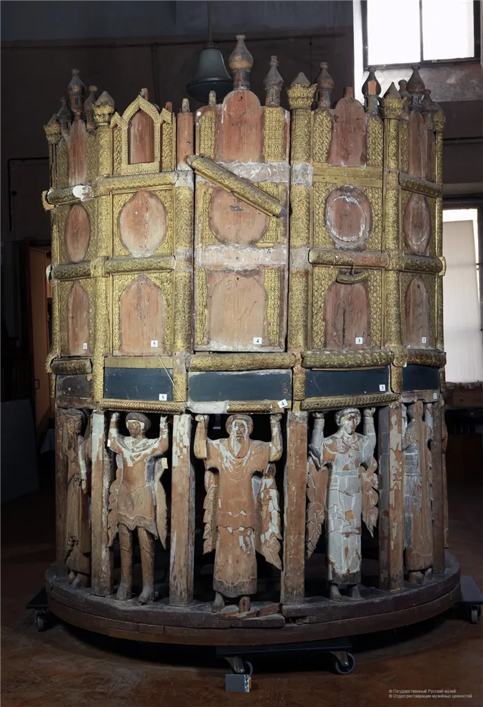 Общий вид амвона 1533 года из собора Святой Софии (Софийский собор) Великого Новгорода до реставрации. Высота — 300 см, окружность — 600 см