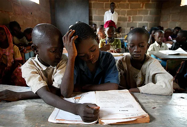 Малийские школьники на уроке французского языка в Бамако, июнь 2005 года. В Мали только 18 процентов мальчиков и 9 процентов девочек посещают среднюю школу. По данным ЮНИСЕФ, уровень грамотности в этой бедной западноафриканской стране составляет менее 40 процентов
