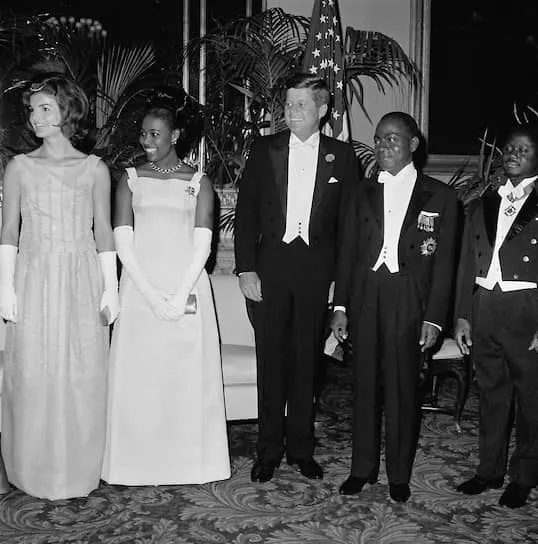 Во время визита президента Берега Слоновой Кости Уфуэ-Буаньи в США в 1962 году американская пресса дала его супруге Мари-Терезе прозвище «Черная Жаклин»