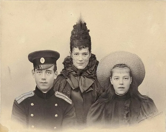 С матерью Марией Федоровной и сестрой Ольгой