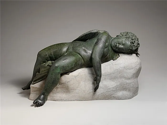 Вероятно, «Спящий амур» Микеланджело мог выглядеть примерно так, как бронзовая статуя спящего амура III в. до н. э. — начала I в. н. э. из коллекции Метрополитен-музея. Фото: The Metropolitan Museum of Art