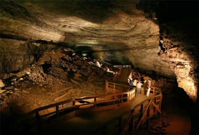 История мамонтовой пещеры. В мамонтовой пещеры построены мосты, чтобы туристам было легче ходить. Фото.