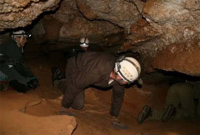Как ученые изучают пещеры? Исследователи мамонтовой пещеры вынуждены ползать в грязи и рисковать своими жизнями. Фото.