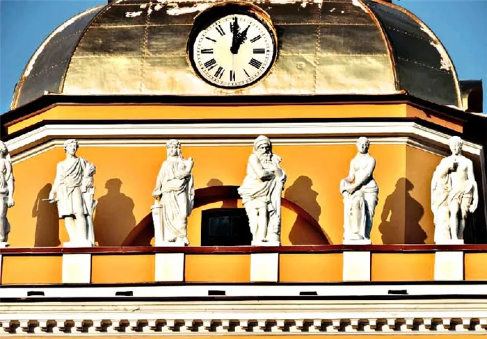 Часы на здании Адмиралтейства в Петербурге