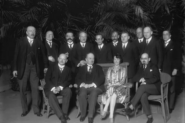 Чичерин и Штреземан и Крестинский в группе дипломатов. Берлин, 1928 г.