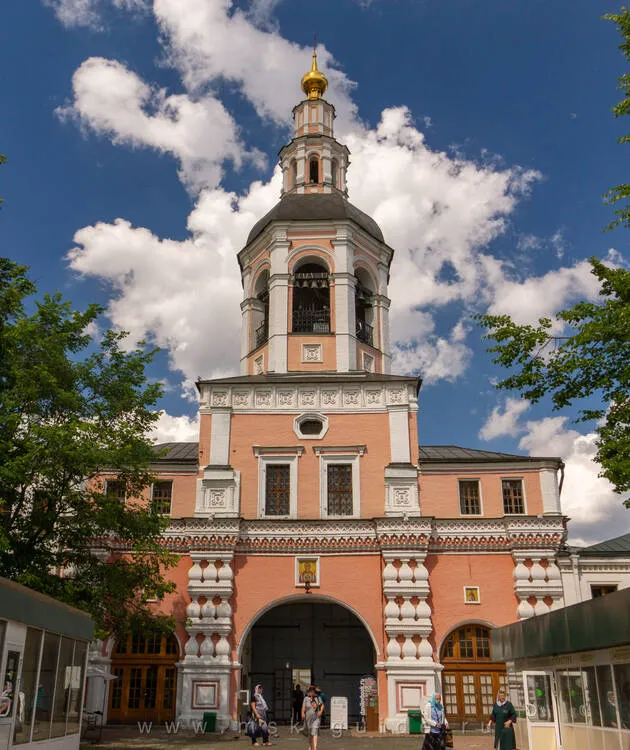 Даниловский монастырь в Москве, надвратная церковь Симеона Столпника и колокольня