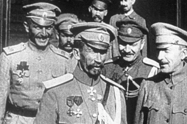 Генерал Лавр Корнилов (в центре).