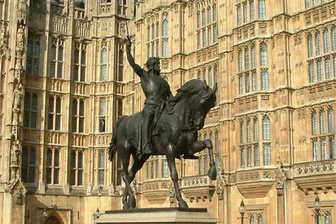 Памятник Ричарду Львиное Сердце у здания парламента Великобритании